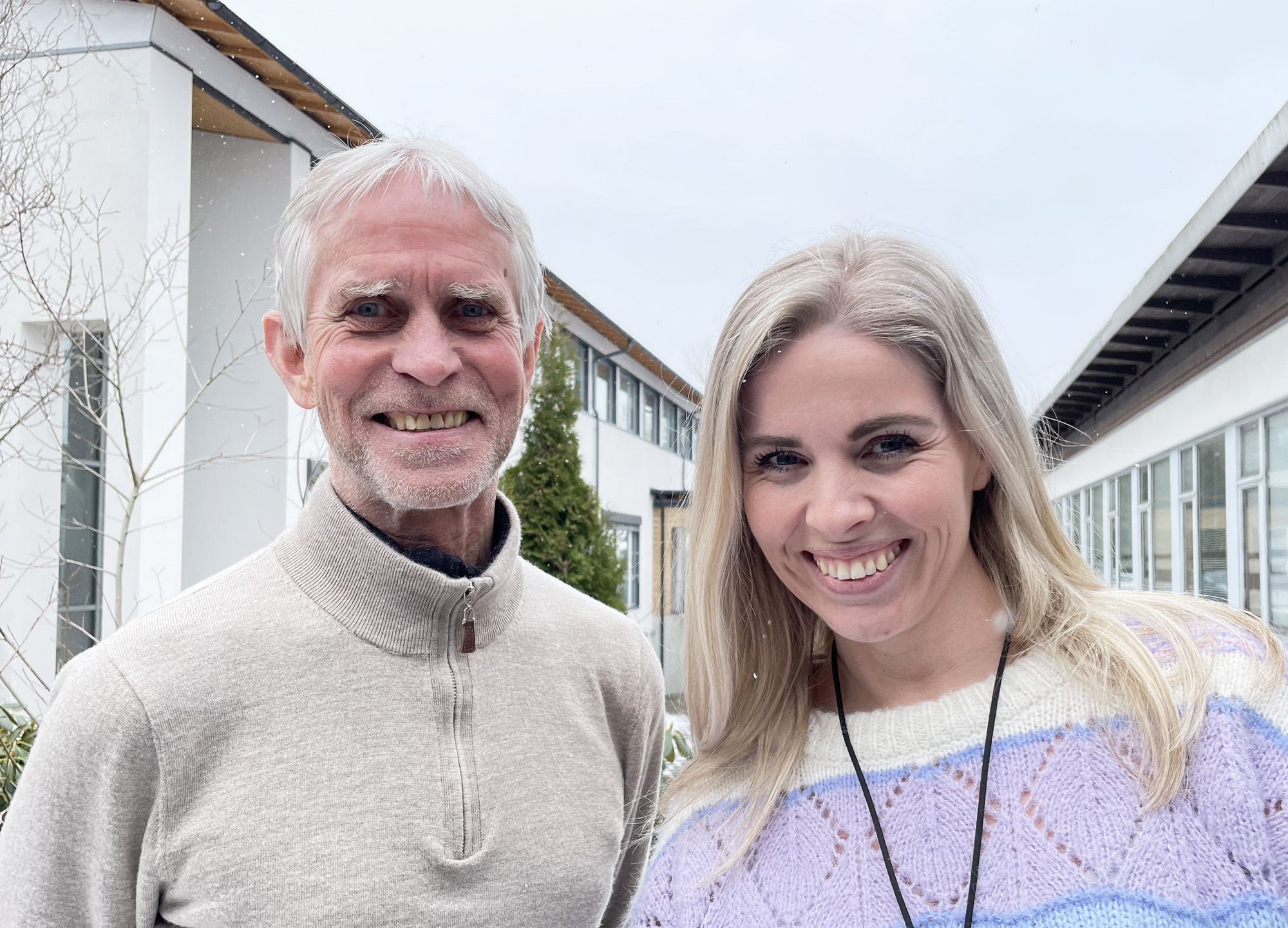 En mann og kvinne som smiler