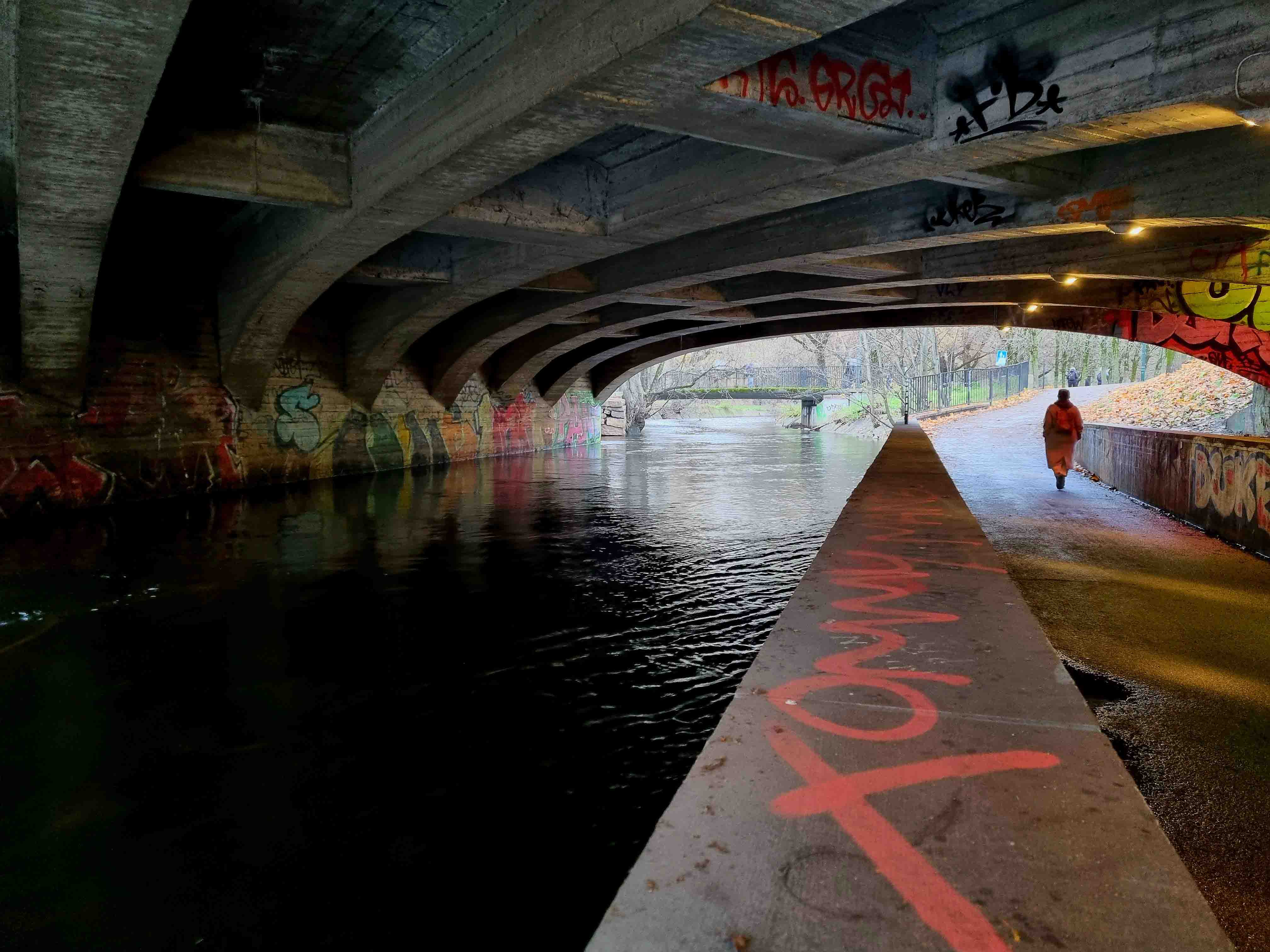 En person som står i en tunnel