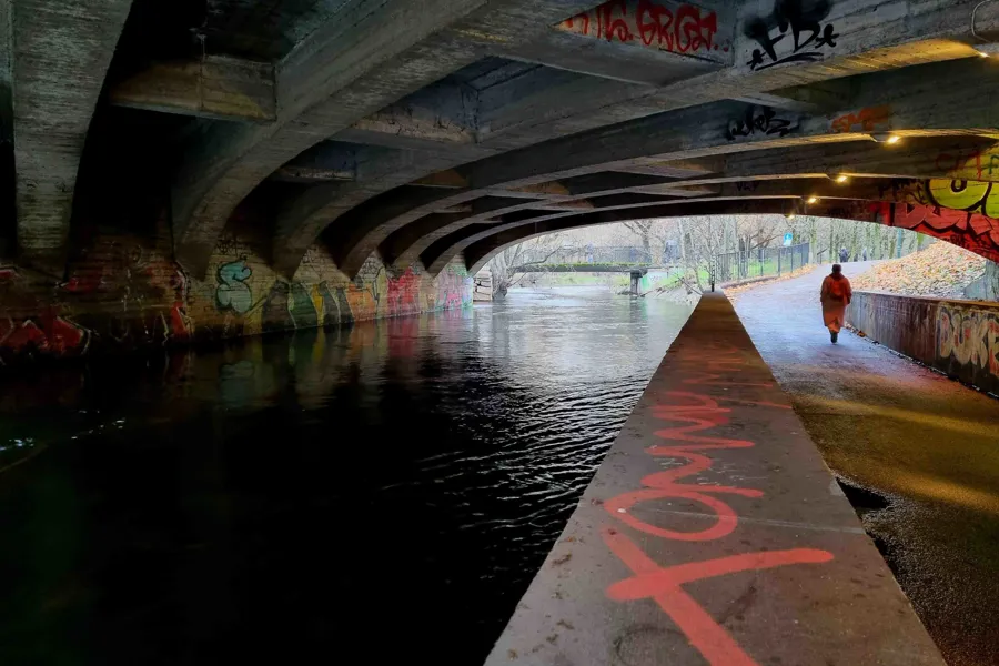En person som står i en tunnel