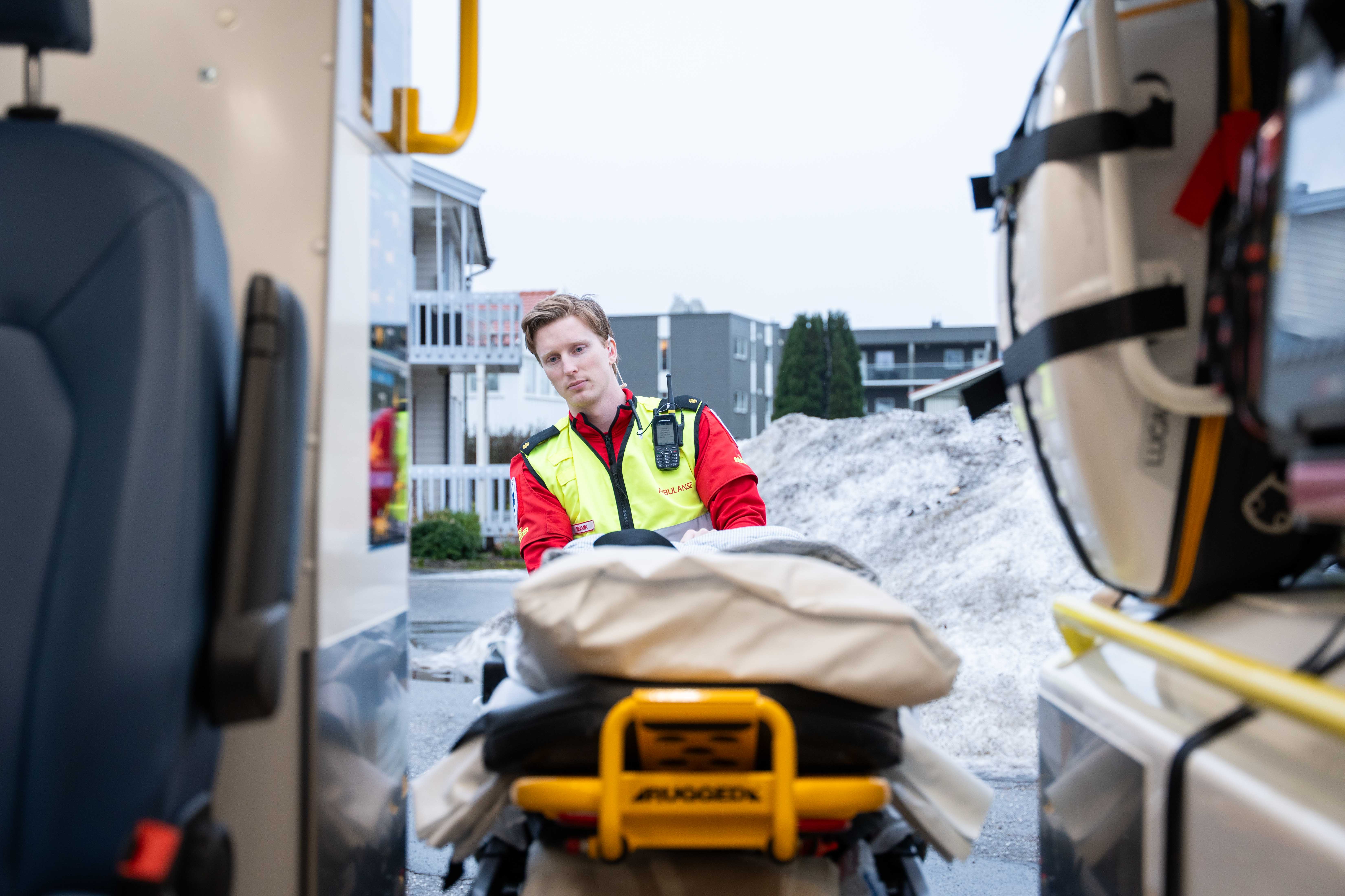 En person i snøscooter