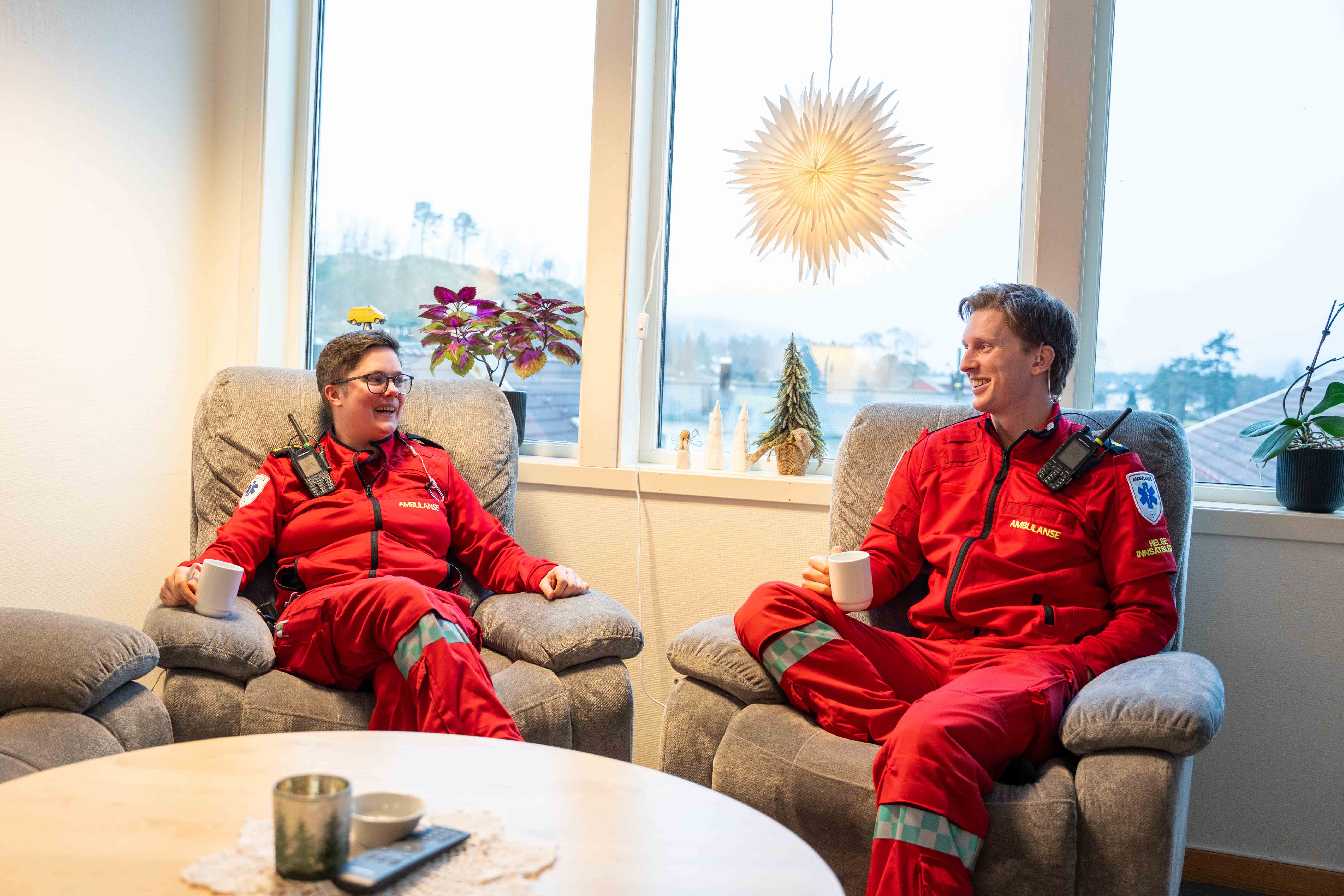 To menn som sitter i en sofa