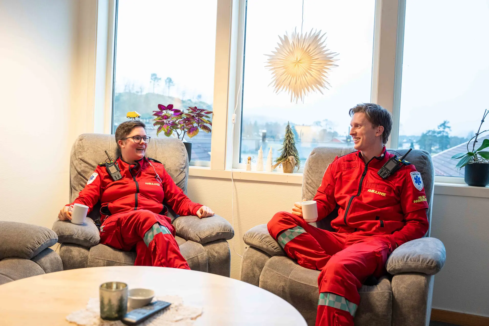 To menn som sitter i en sofa