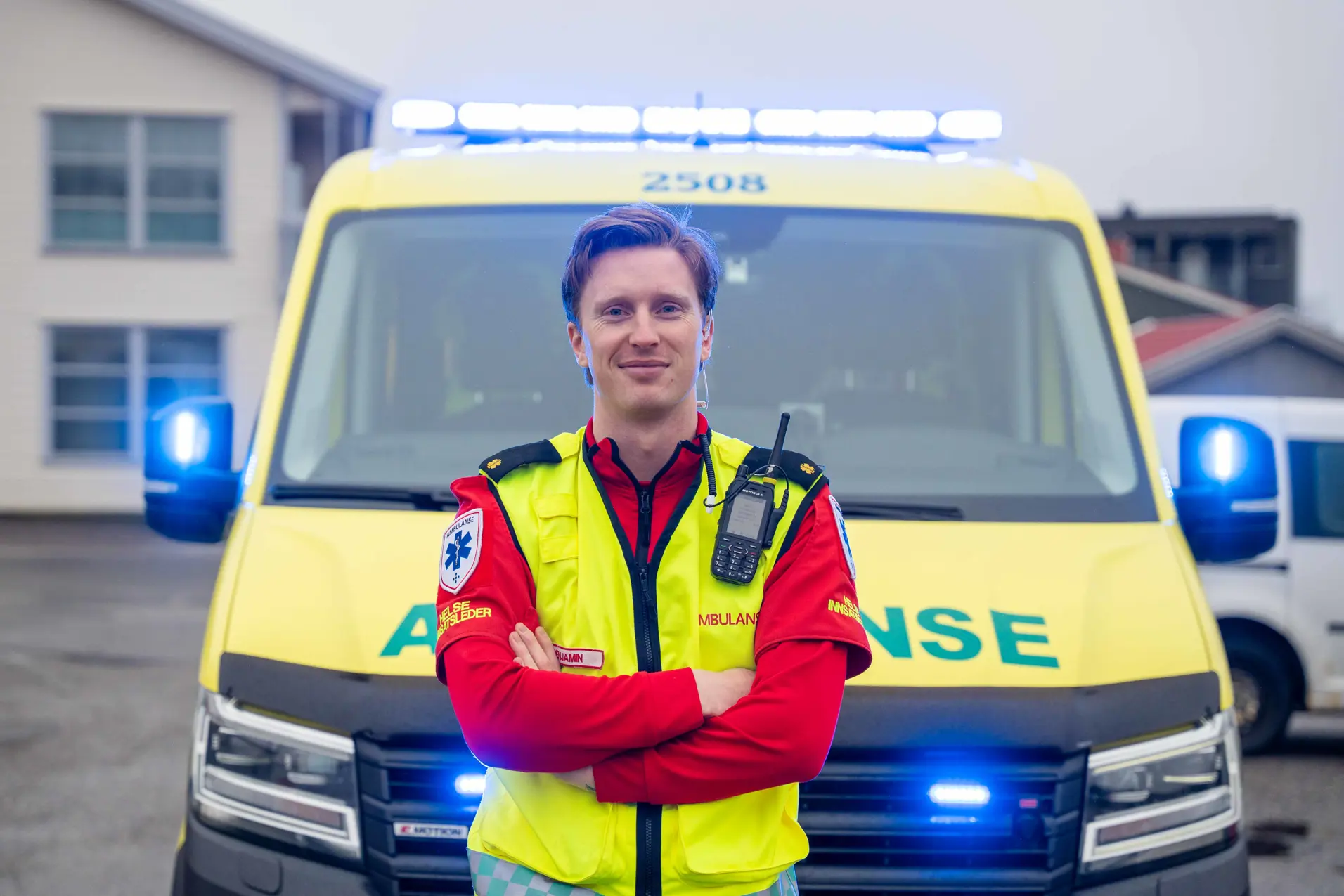 En person i oransje jakke