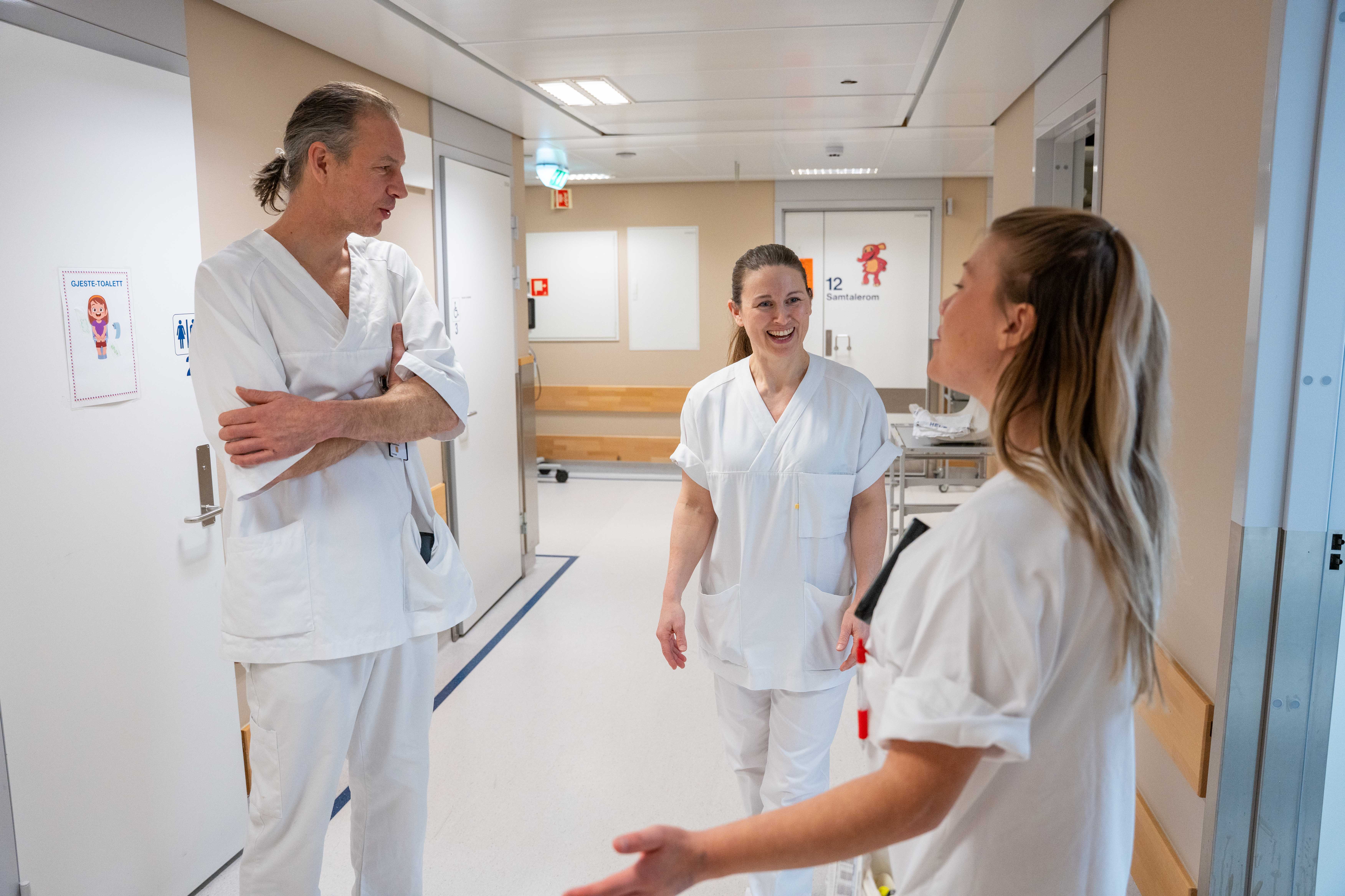 En gruppe mennesker i hvite laboratoriefrakker