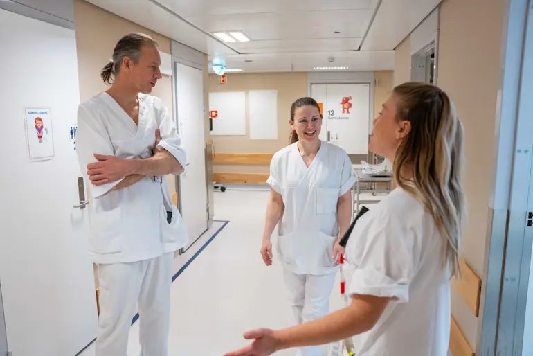 En gruppe mennesker i hvite laboratoriefrakker