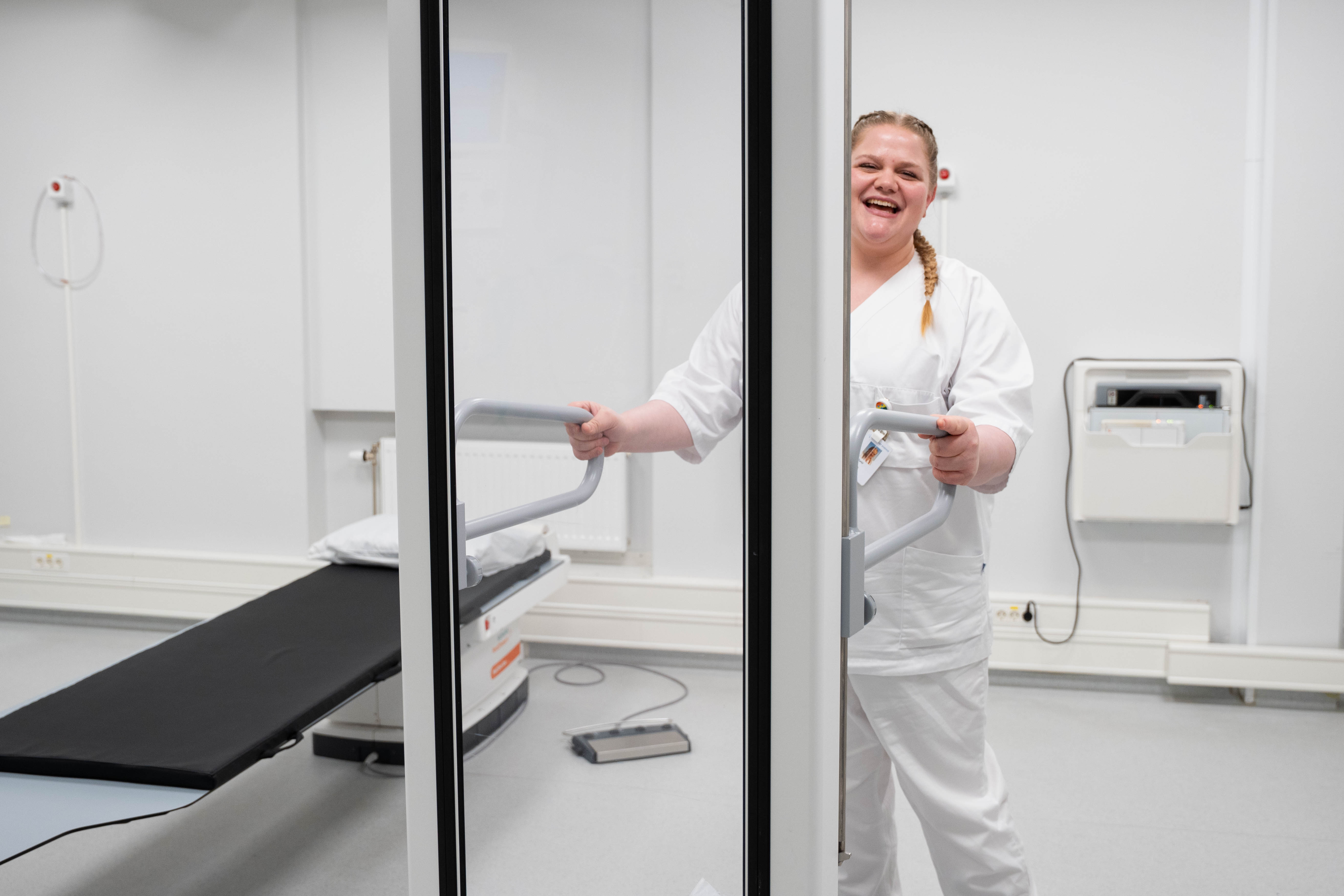 En mann i hvit laboratoriefrakk