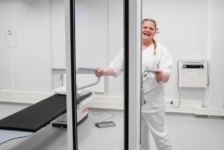 En mann i hvit laboratoriefrakk