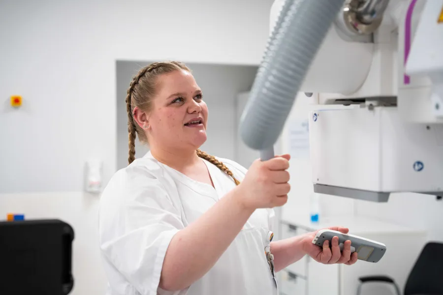 En person som holder en hvit gjenstand