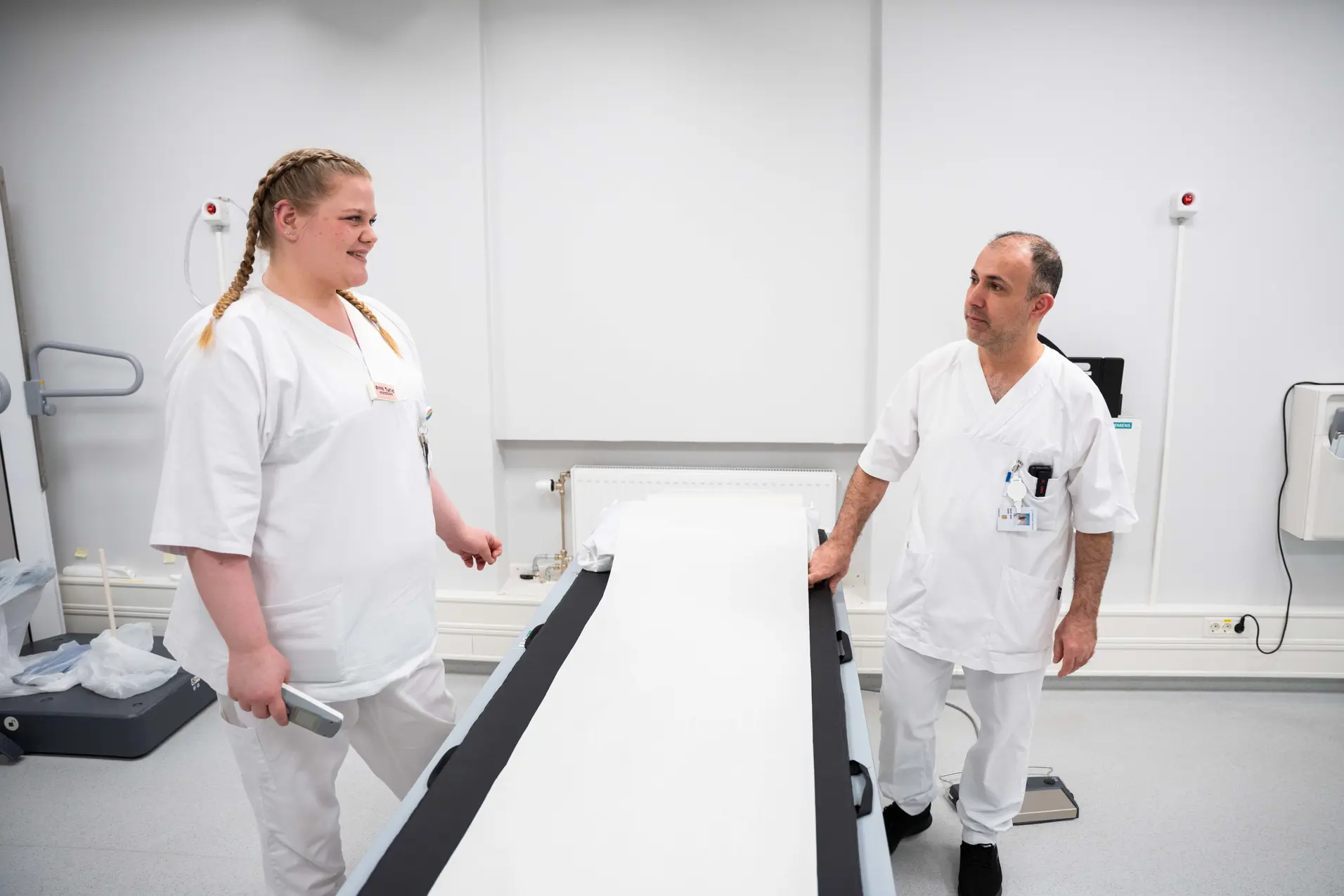En mann og en kvinne i hvite laboratoriefrakker