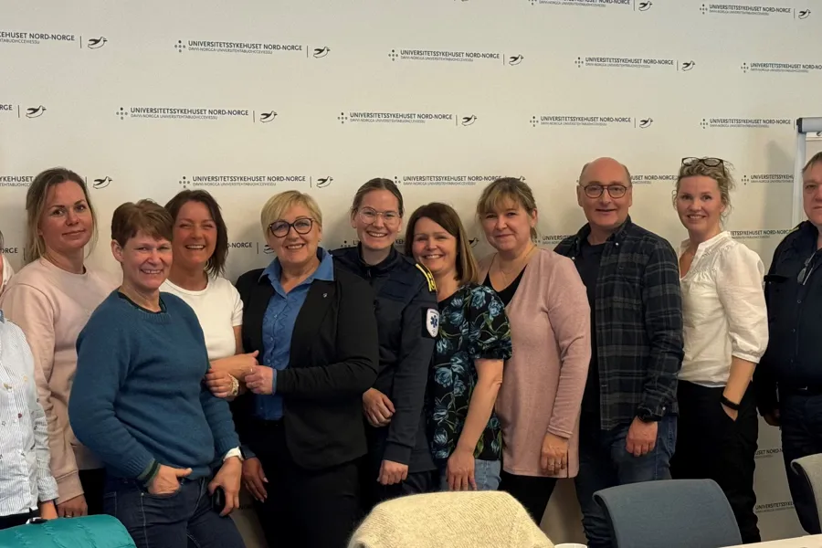 En gruppe mennesker som poserer for et bilde