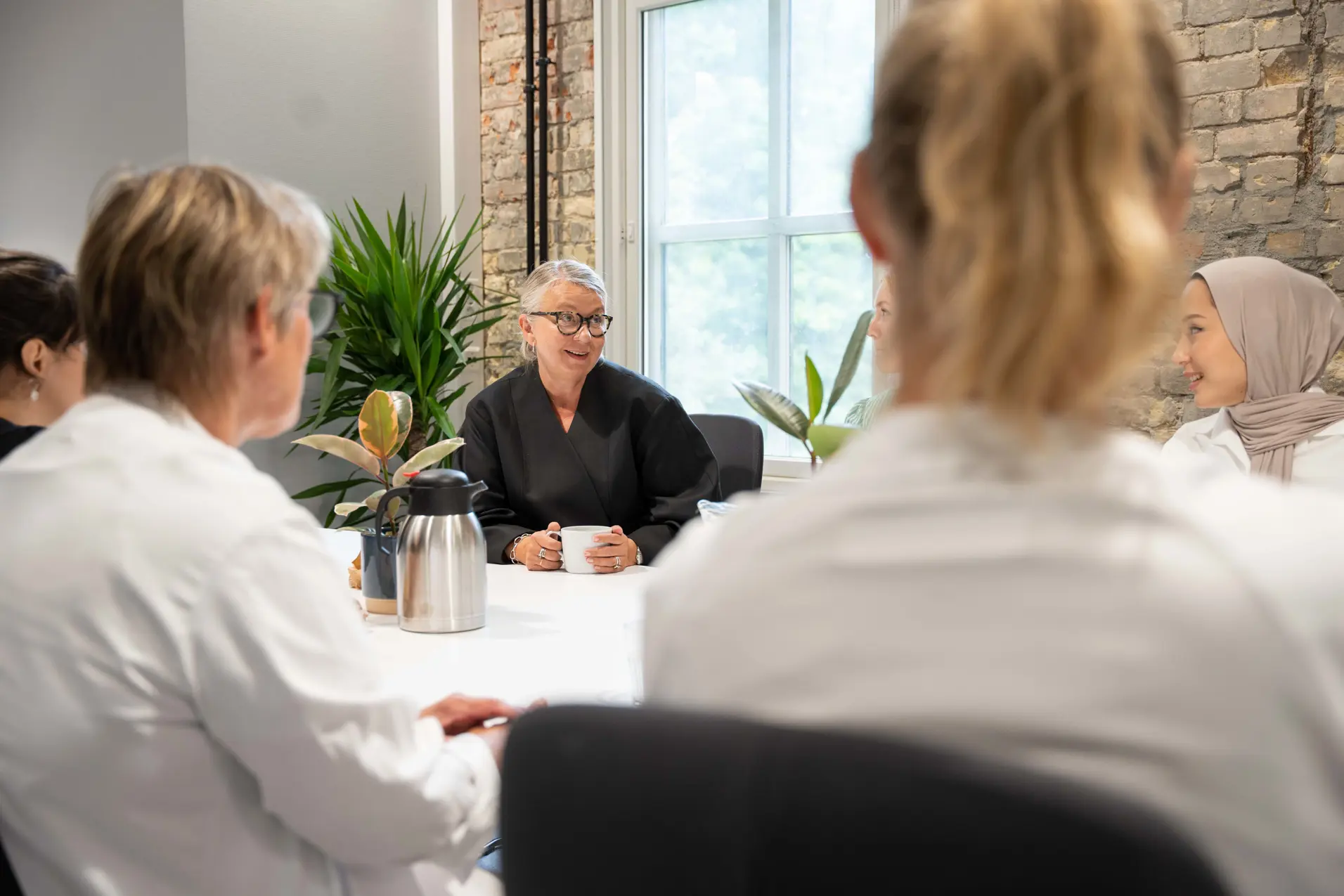 En gruppe mennesker som sitter rundt et bord