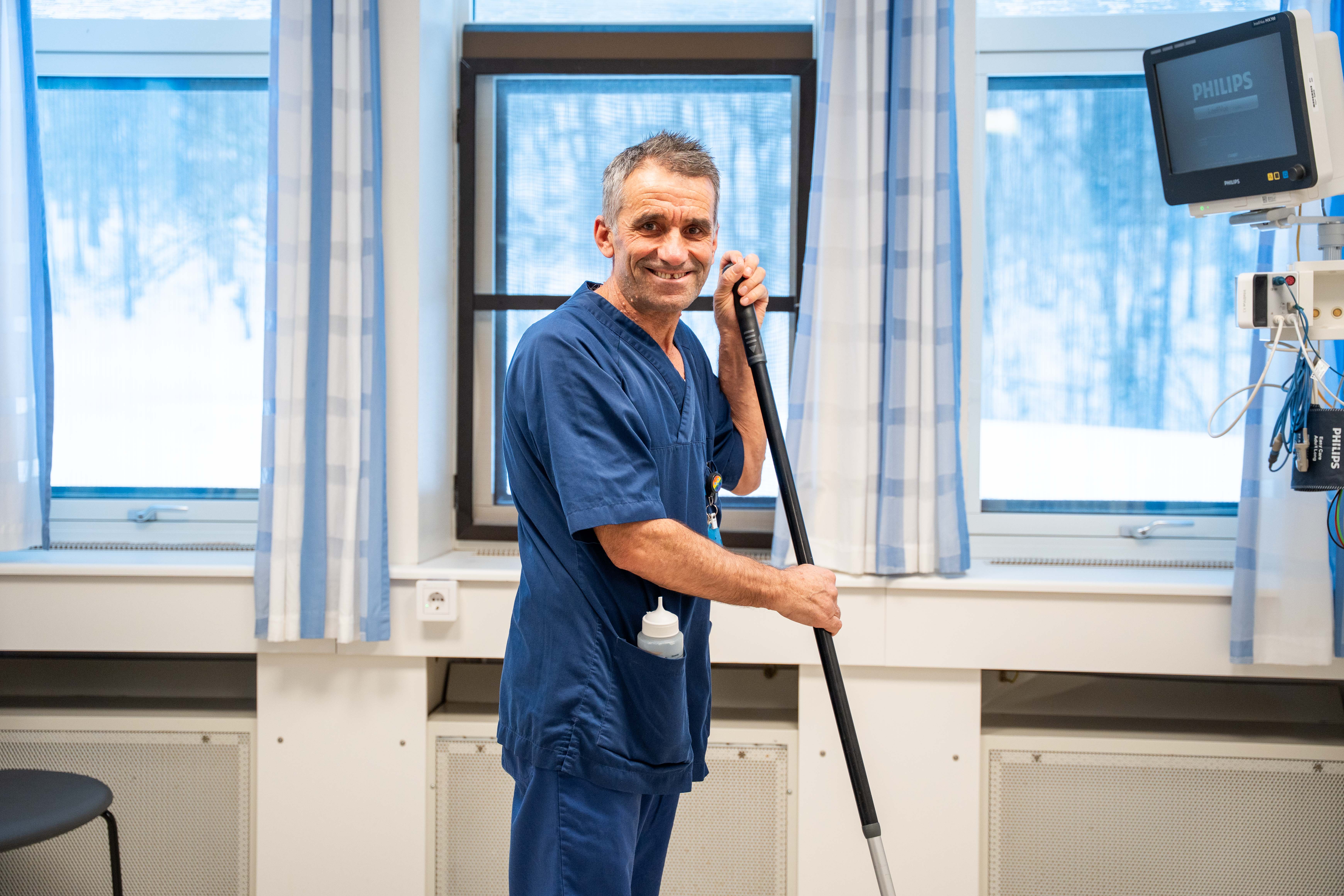 En mann som holder en mikrofon