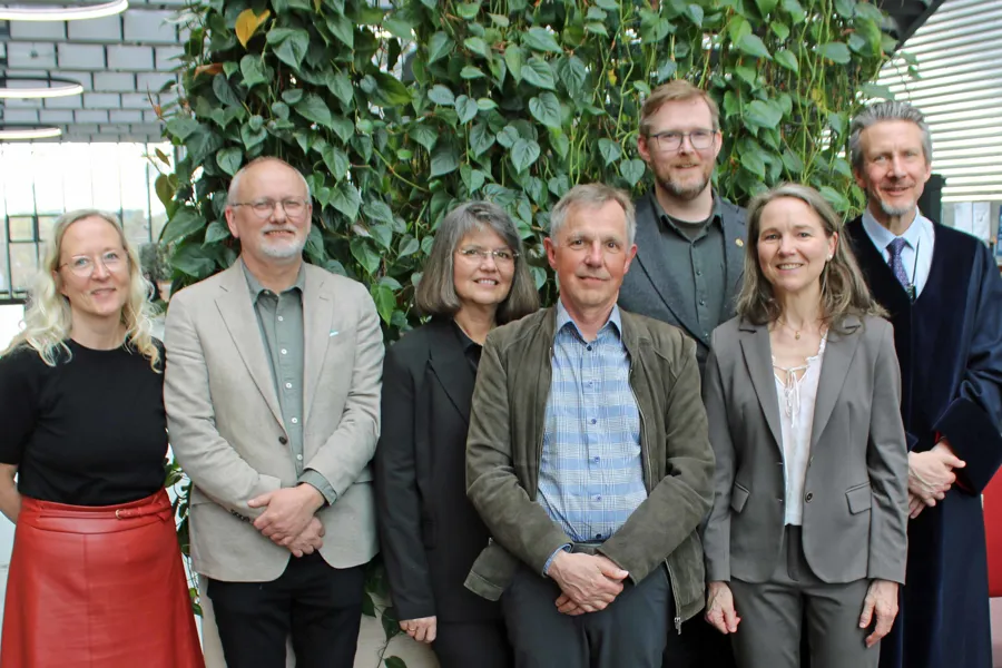 En gruppe mennesker som poserer for et bilde