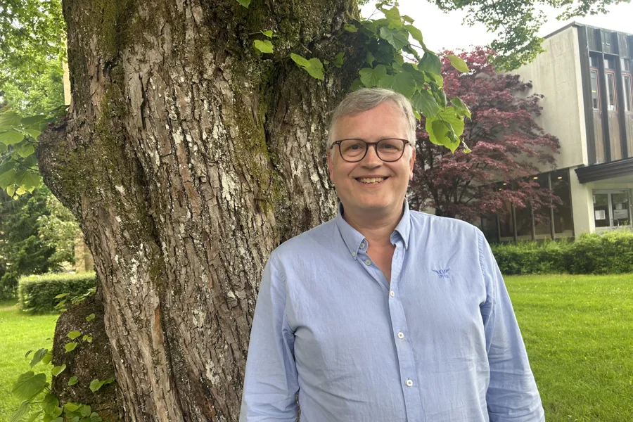 Smilende direktør utenfor sykehuset