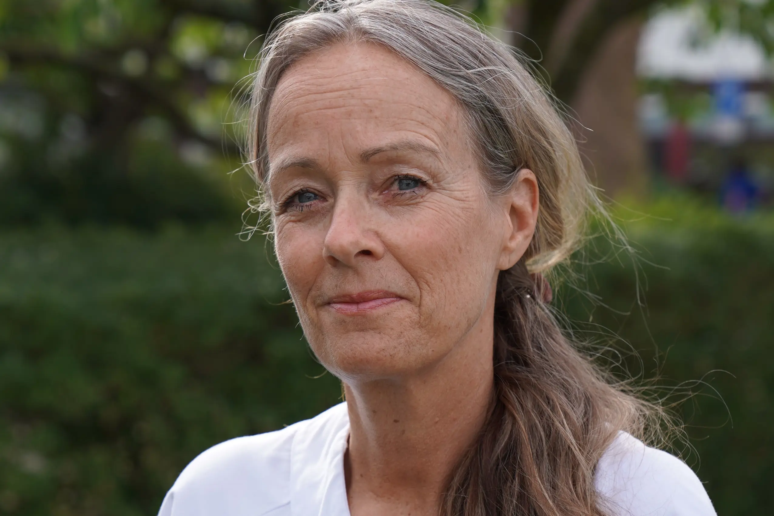 En mann med langt hår