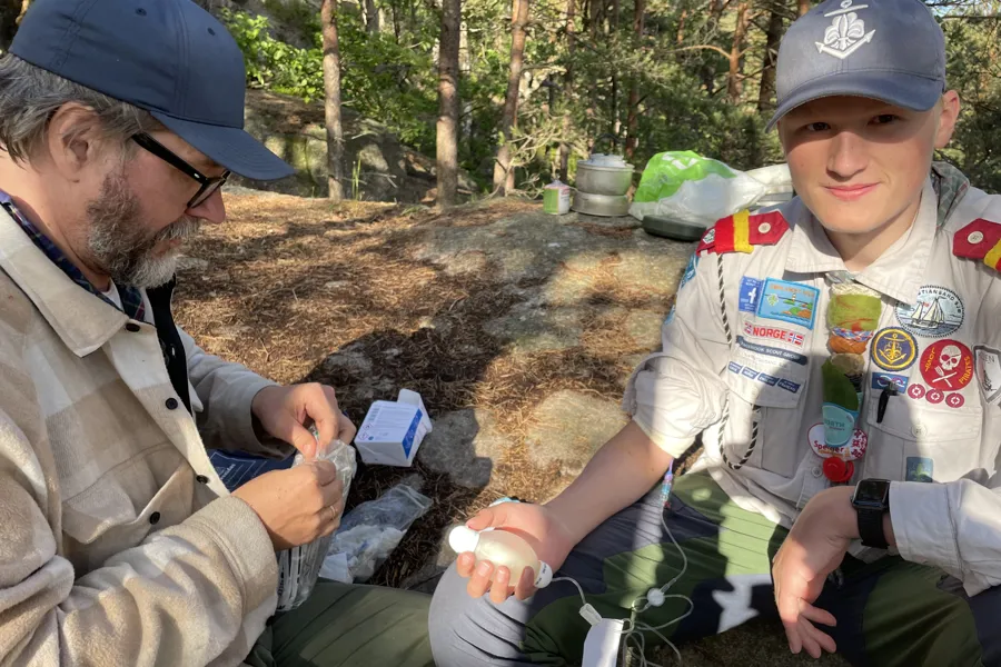 En mann og en gutt i skogen