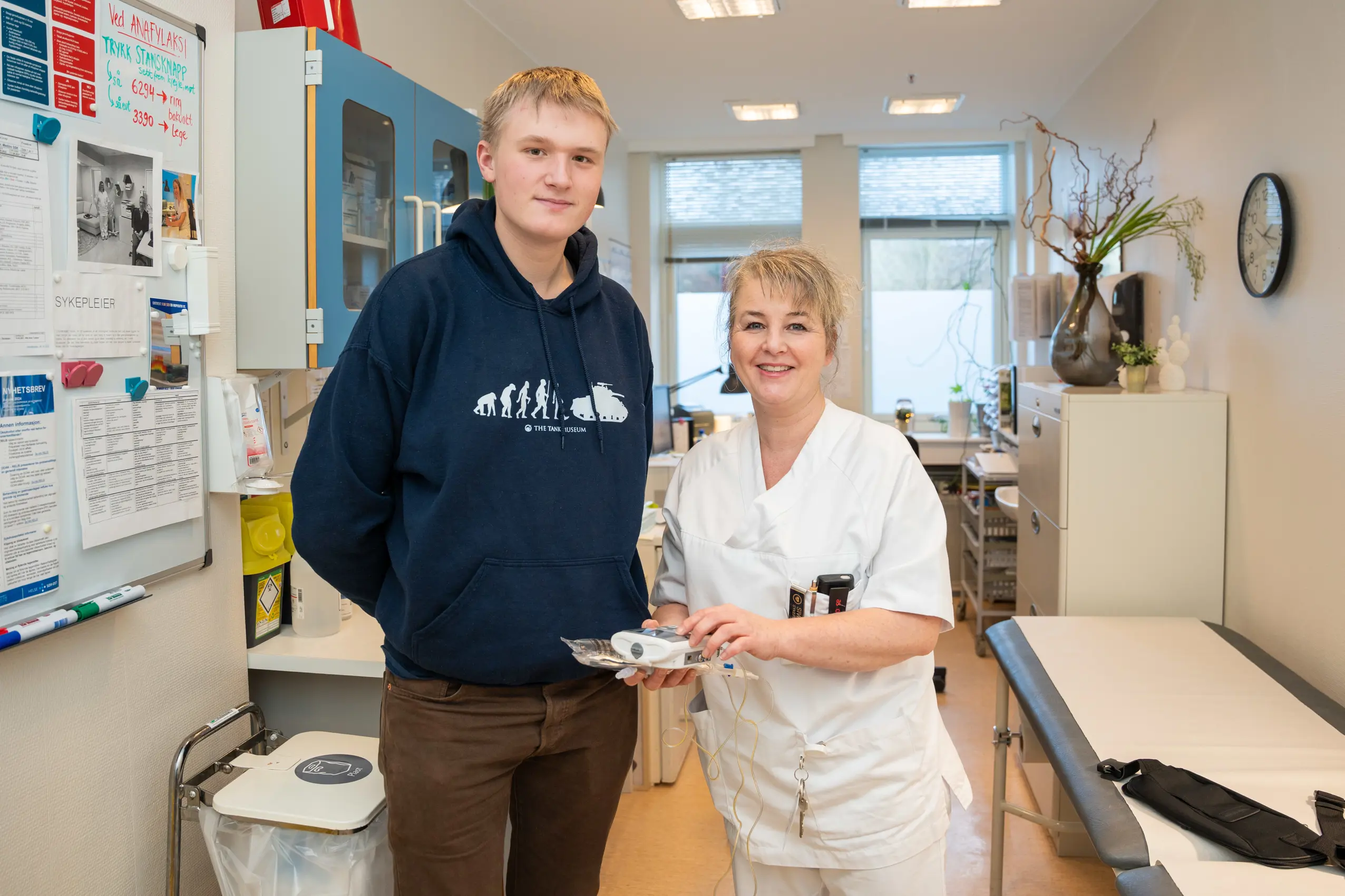 En mann og en kvinne som holder et stykke papir