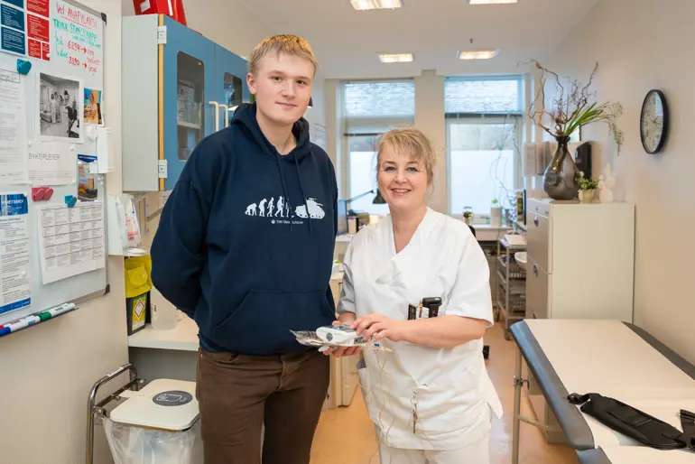 En mann og en kvinne som holder et stykke papir