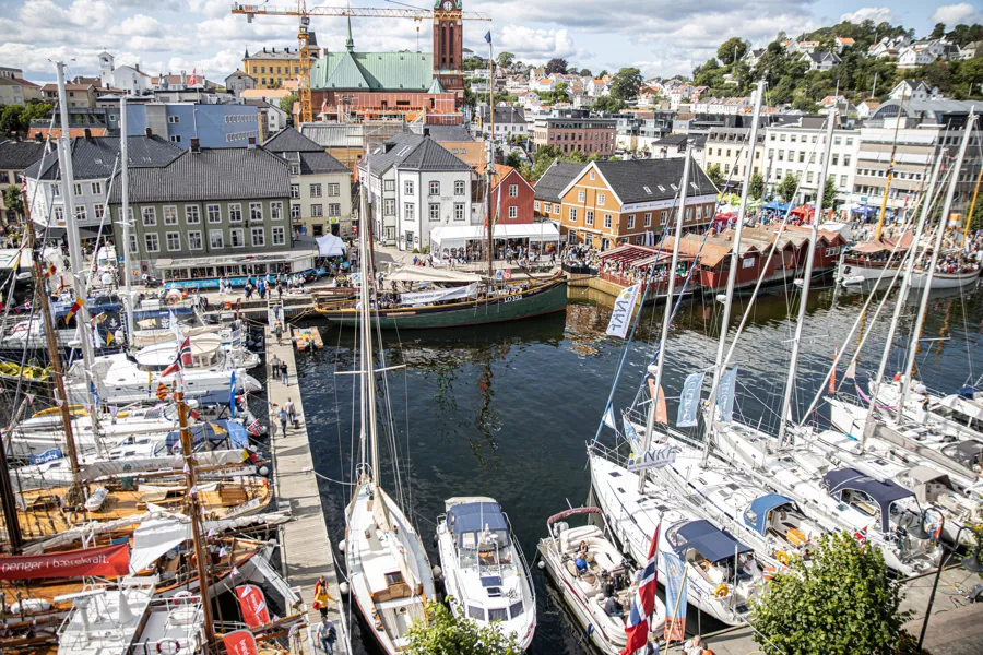 Sommer og sol på brygga i Arendal