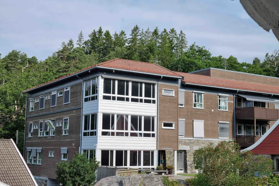 Et stort bygg med mange vinduer