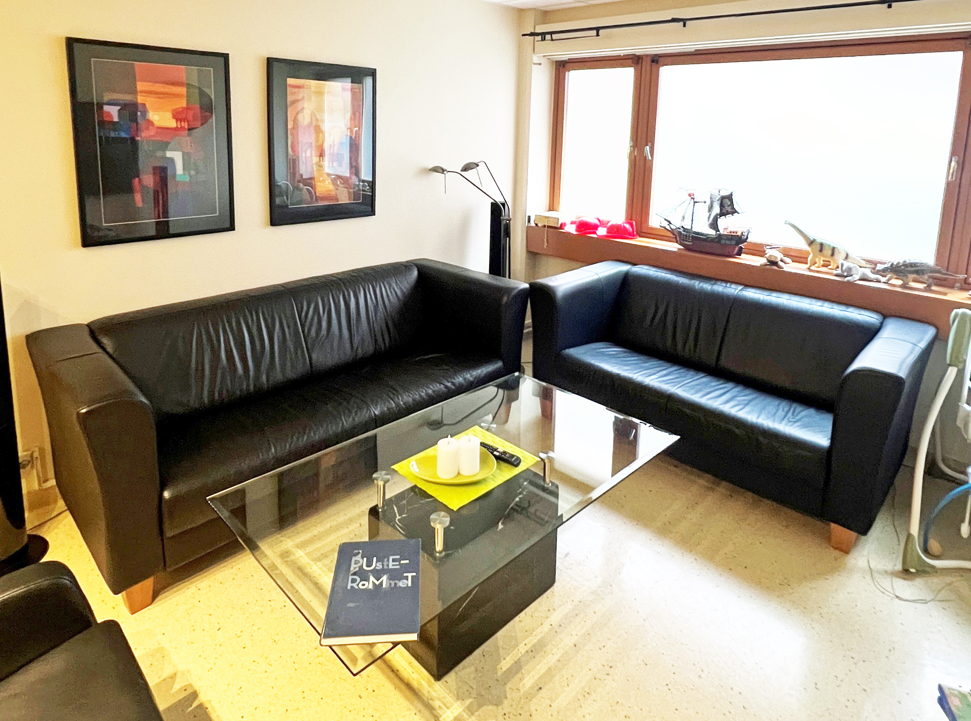 En stue med sofa og salongbord