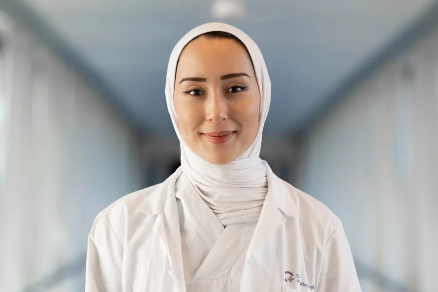 Taibeh Rezaii, en kvinnelig lege med hvit hijab
