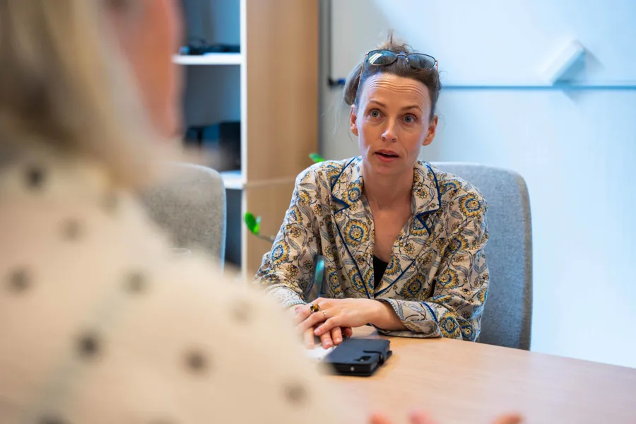 En person som sitter ved et bord