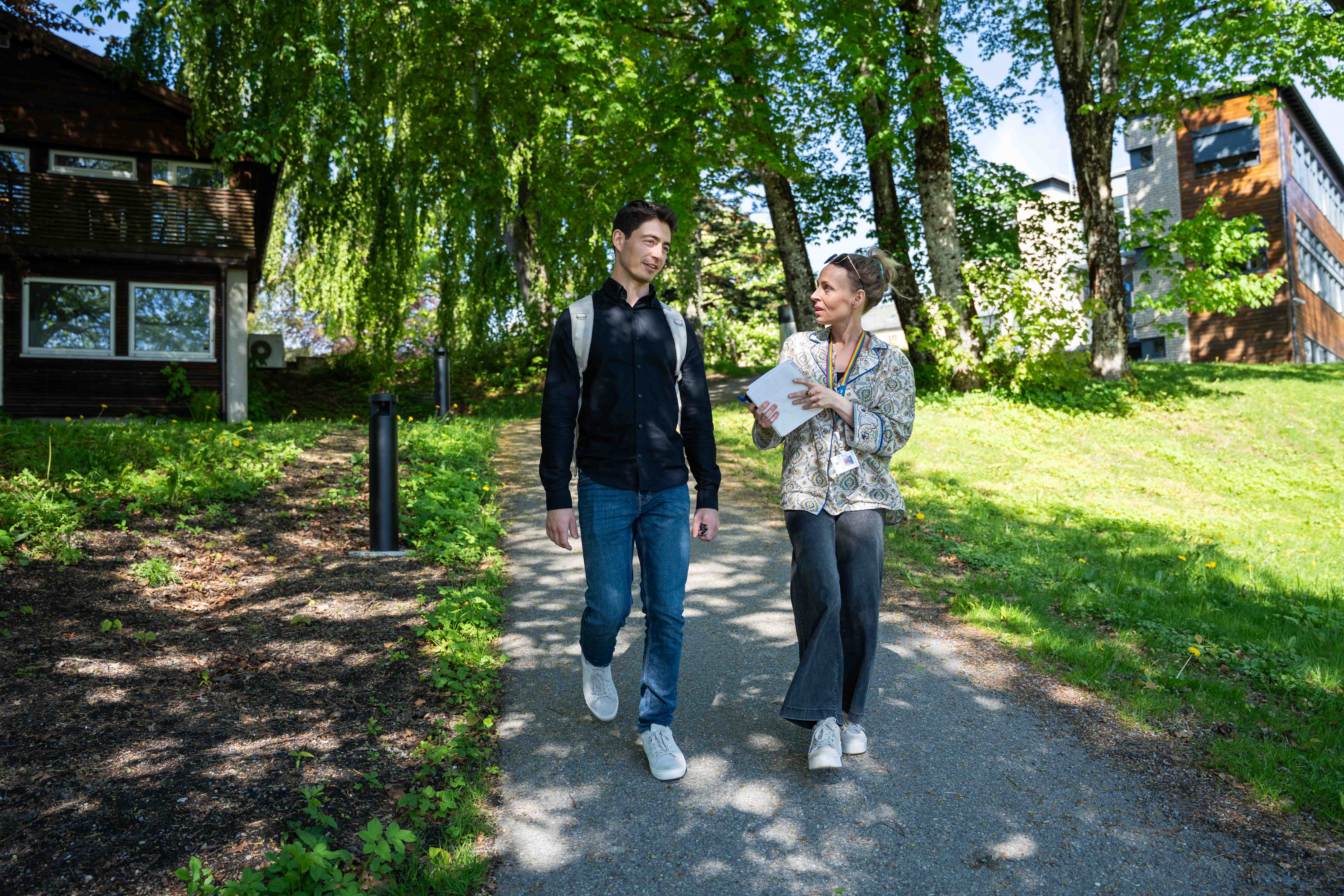En mann og en kvinne som går ned en sti i en park