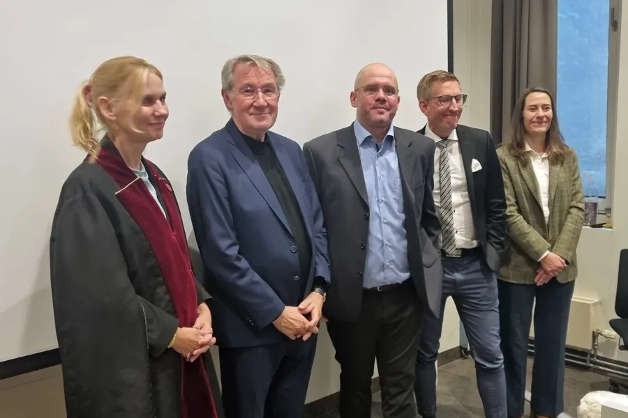 En gruppe mennesker som står sammen