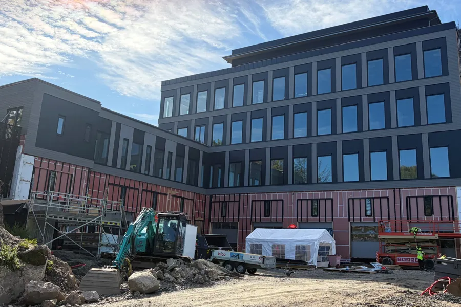 En bygning under oppføring