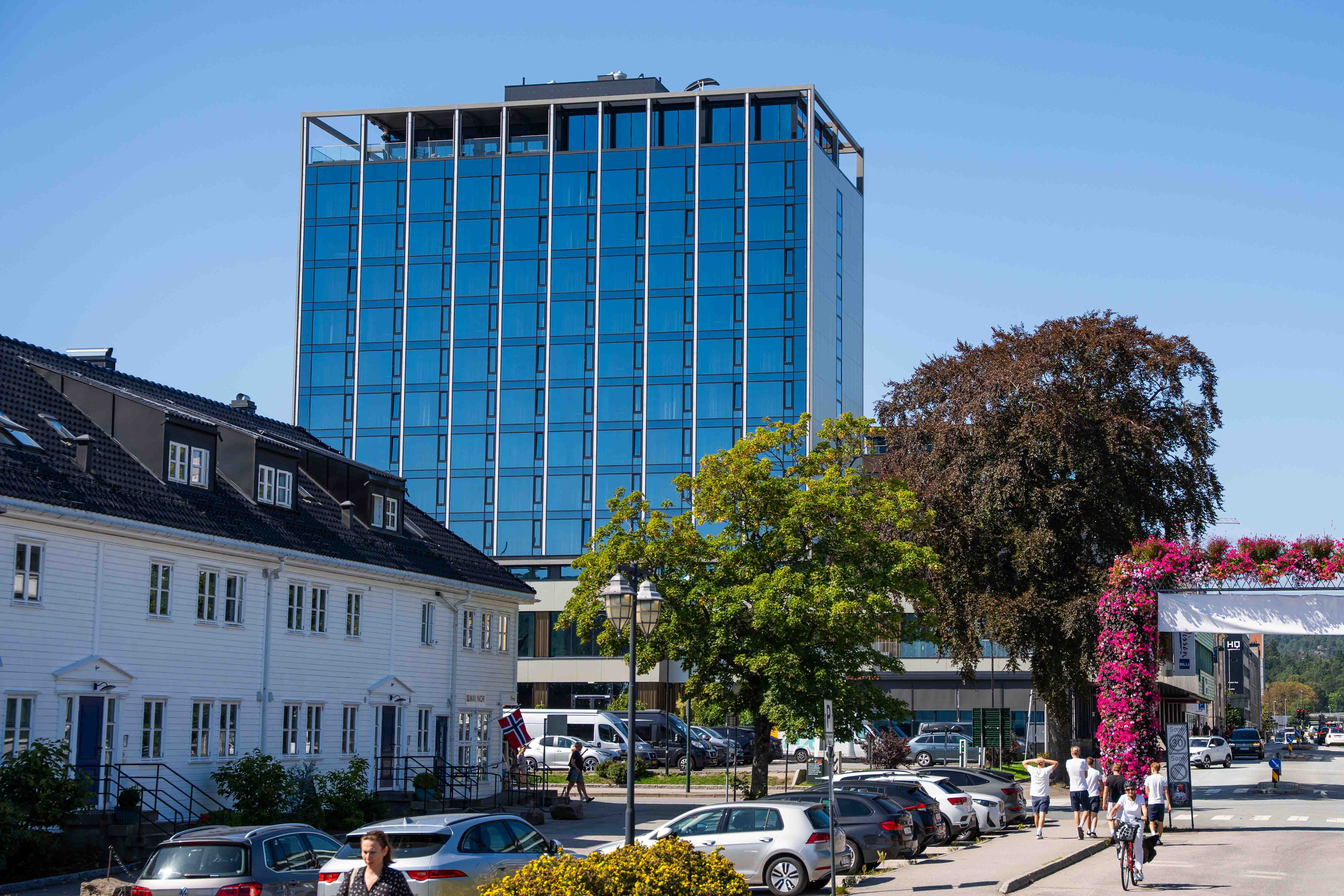 A large glass building