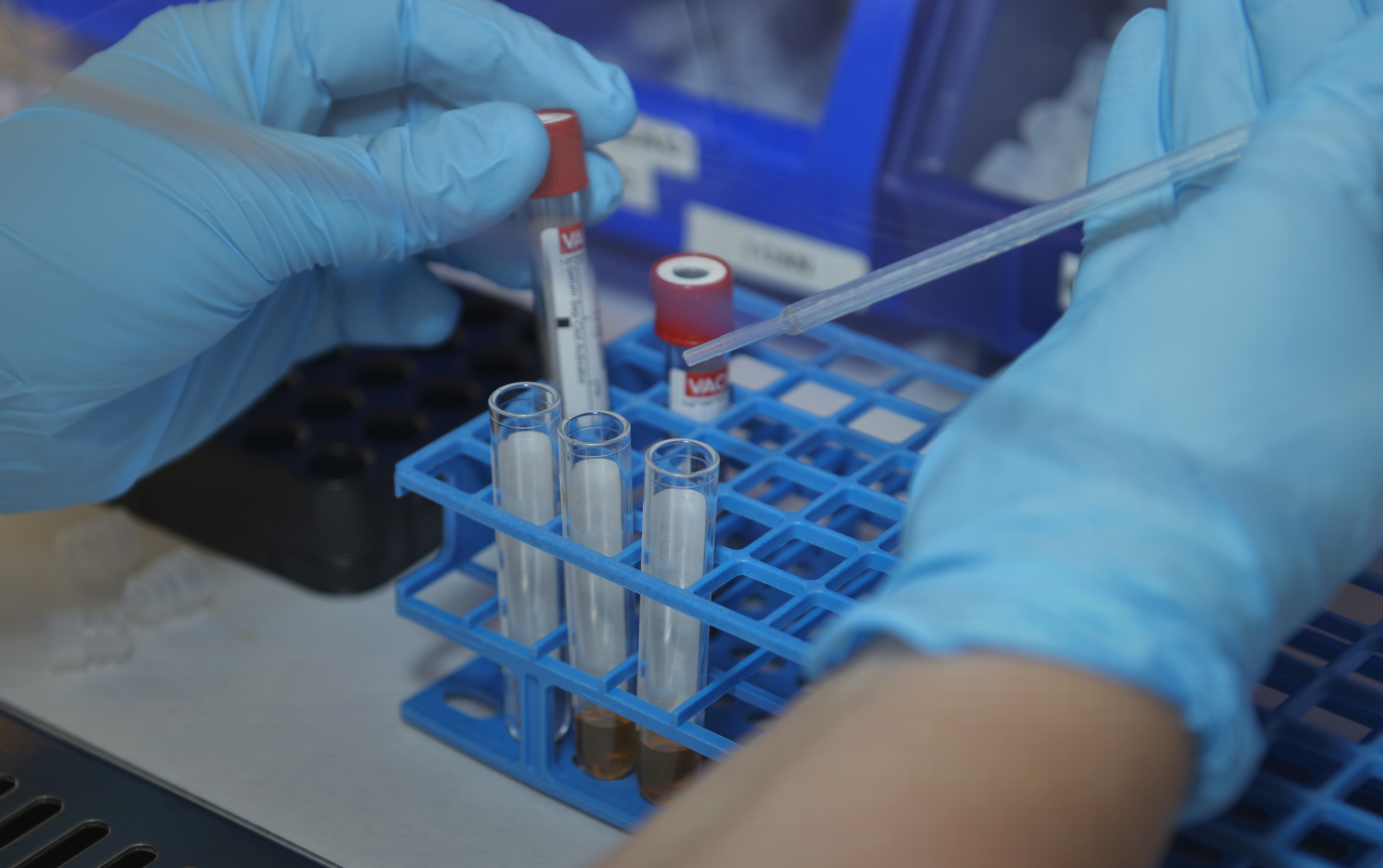 En person i en blå labfrakk