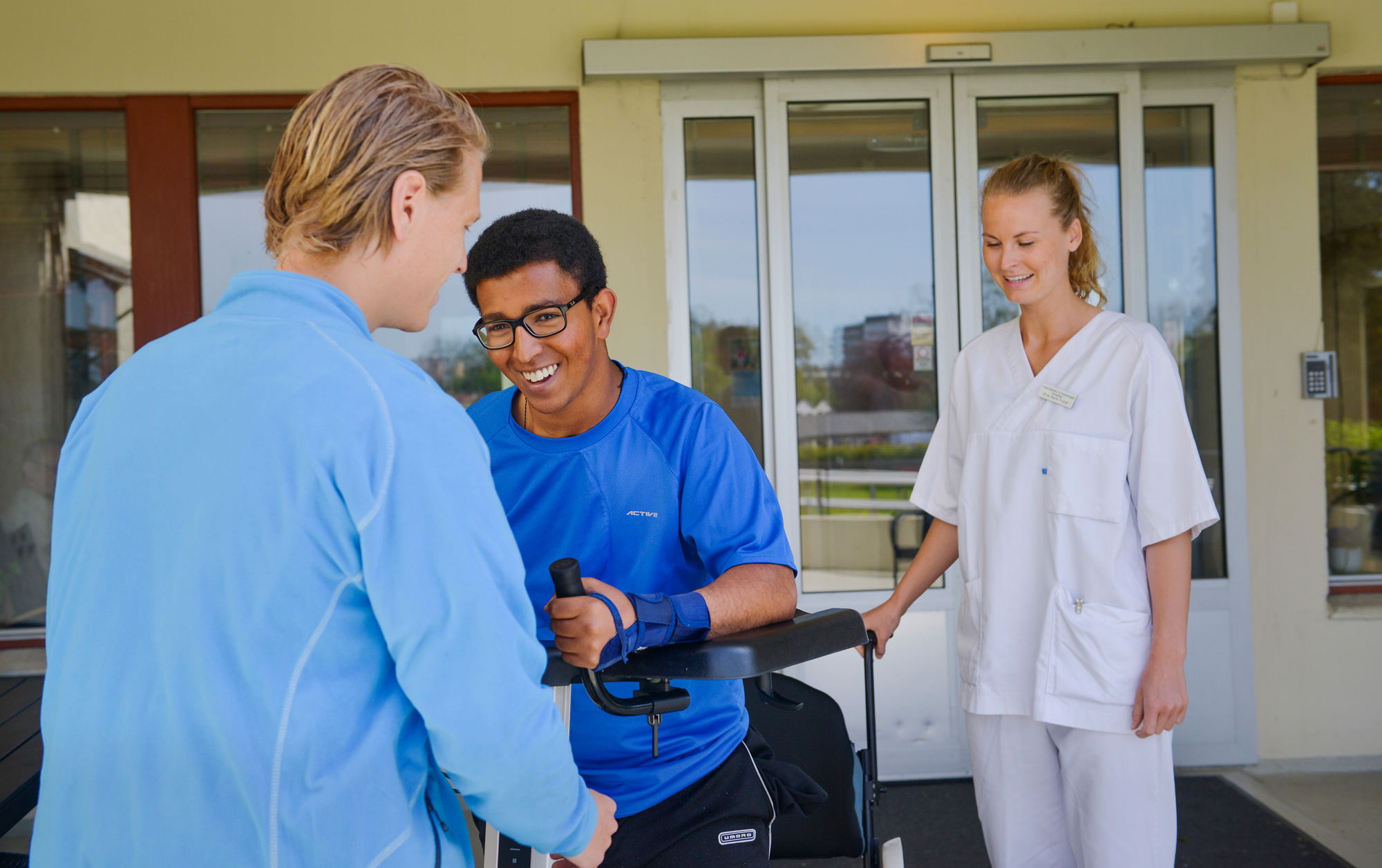 Noen få personer som står utenfor en bygning