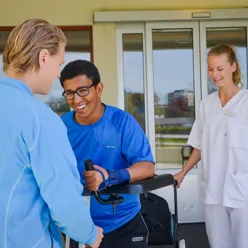 Noen få personer som står utenfor en bygning