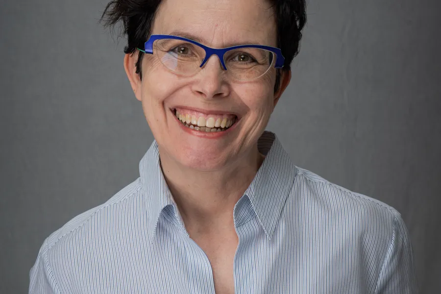 Portrettfoto av en smilende fagdirektør, Susanne Hernes.