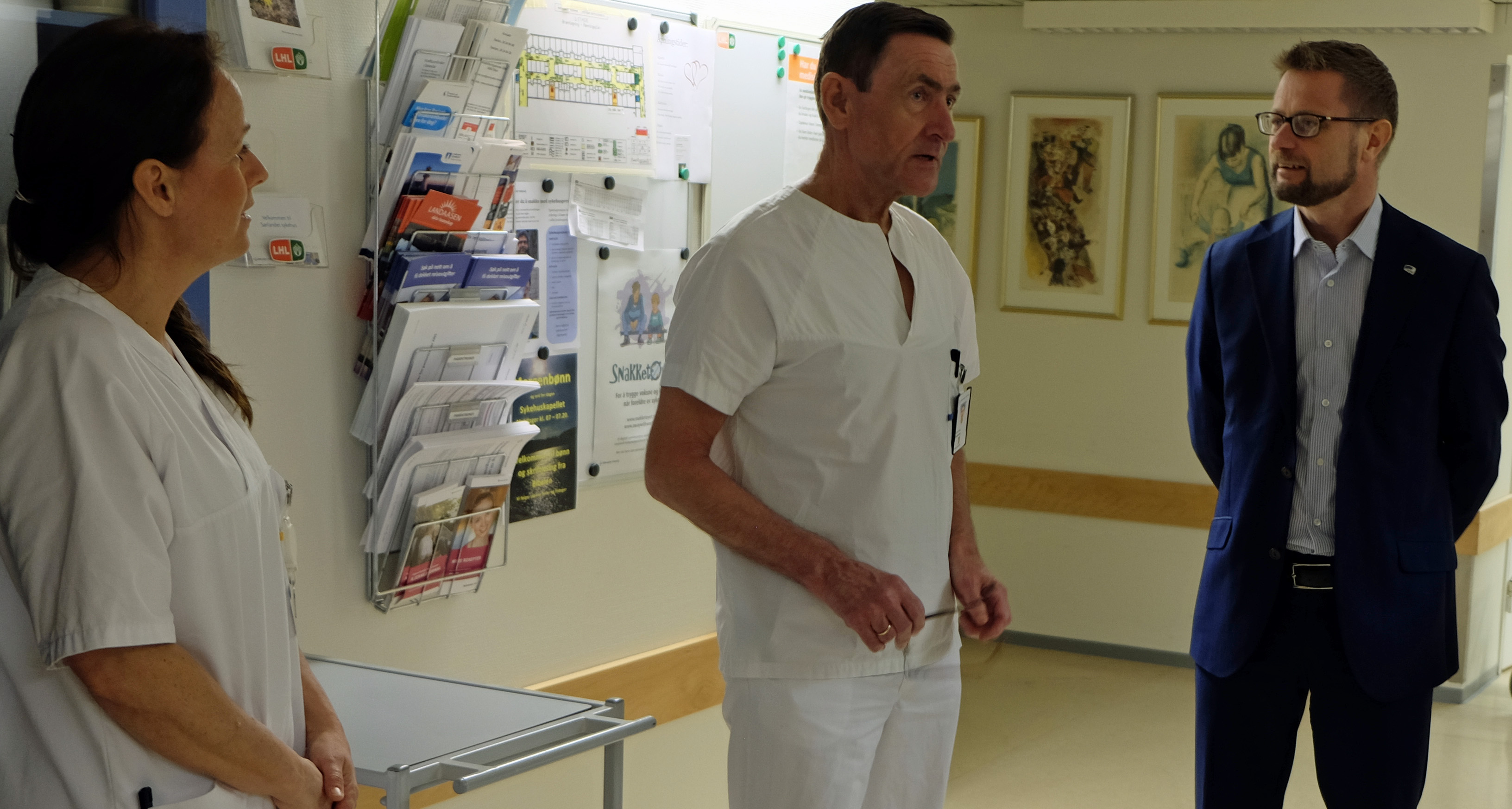 Helse- og omsorgsminister Bent Høie får omvisning av leder Finn Tore Gjestvang og Marianne Jacobsen 