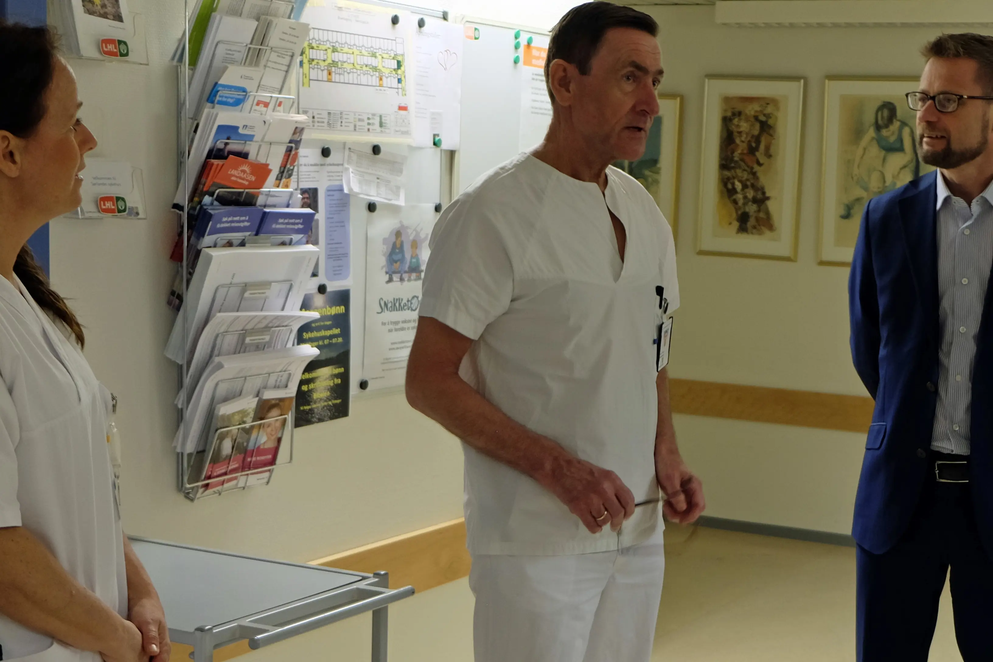 Helse- og omsorgsminister Bent Høie får omvisning av leder Finn Tore Gjestvang og Marianne Jacobsen