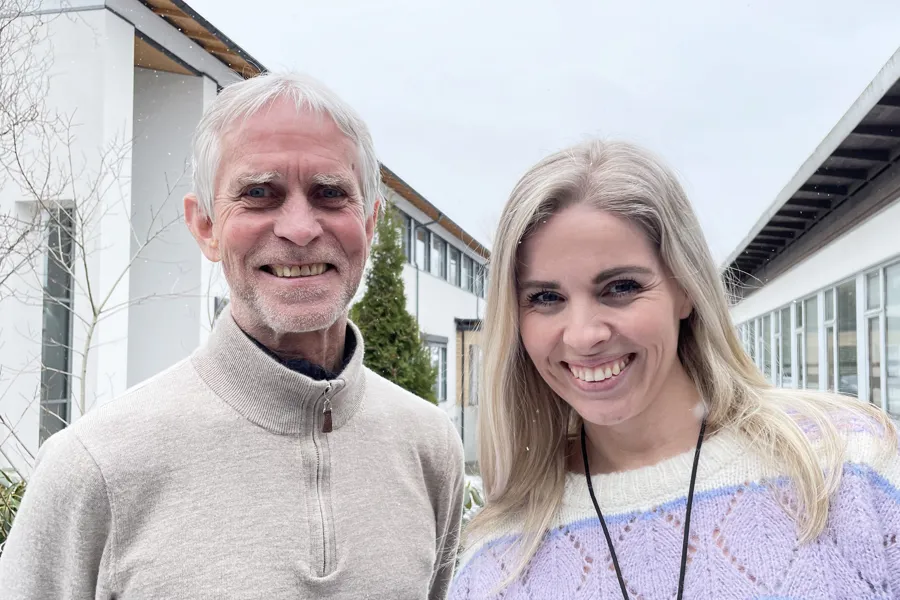 En mann og kvinne som smiler