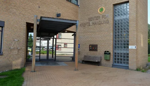En murbygning med port