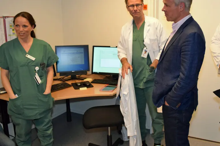 Moderniseringsminister Jan Tore Sanner får demonstrert systemet