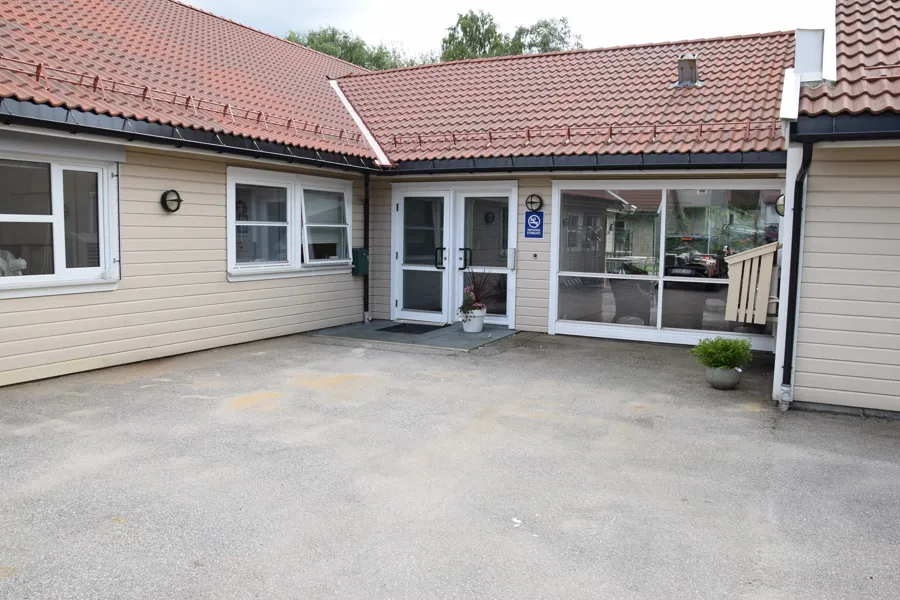 En bygning med rødt tak