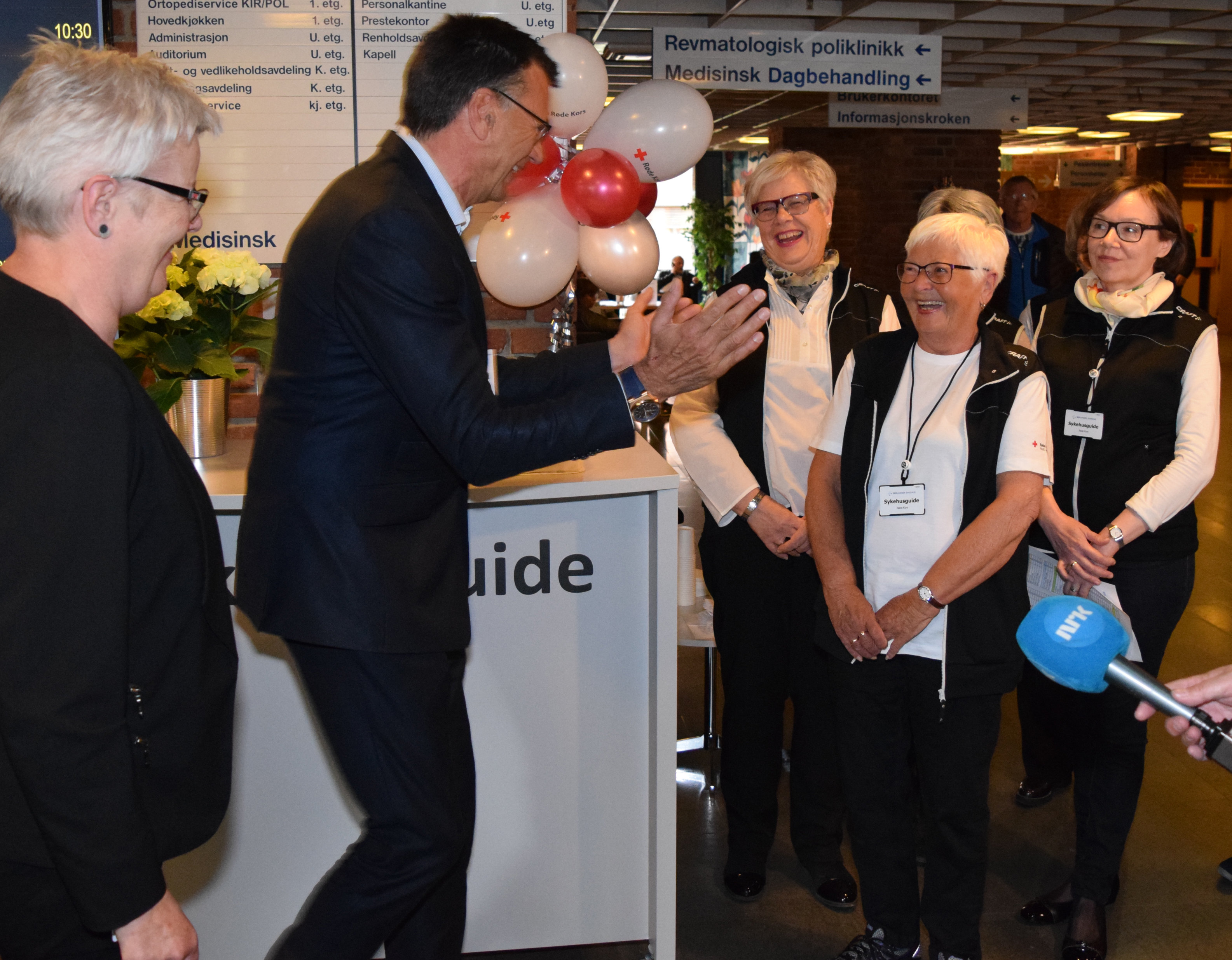 Klinikkdirektør berit Grønning-Nielsen, sykehusdirektør Jan-Roger Olsen og glade sykehusguider markerer åpning.
