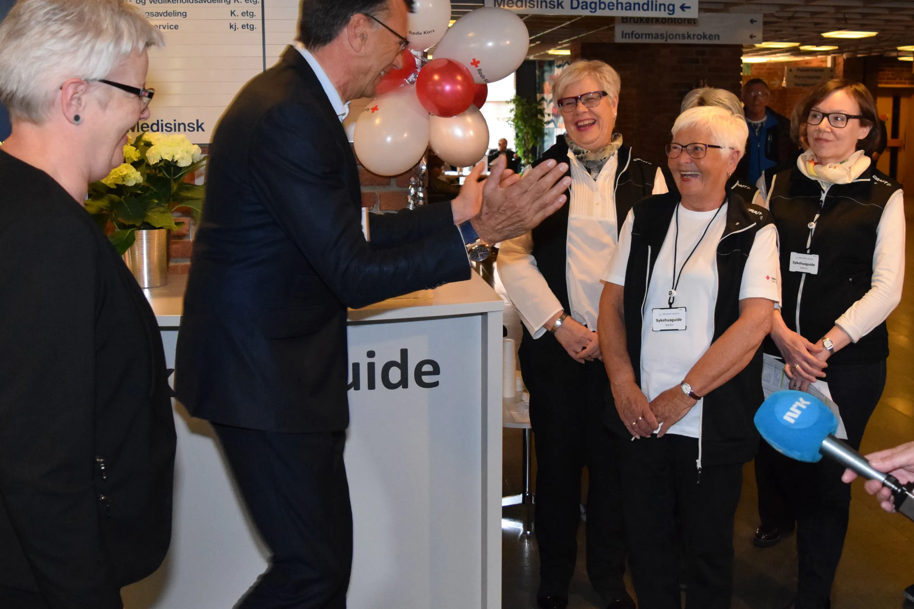 Klinikkdirektør berit Grønning-Nielsen, sykehusdirektør Jan-Roger Olsen og glade sykehusguider markerer åpning.