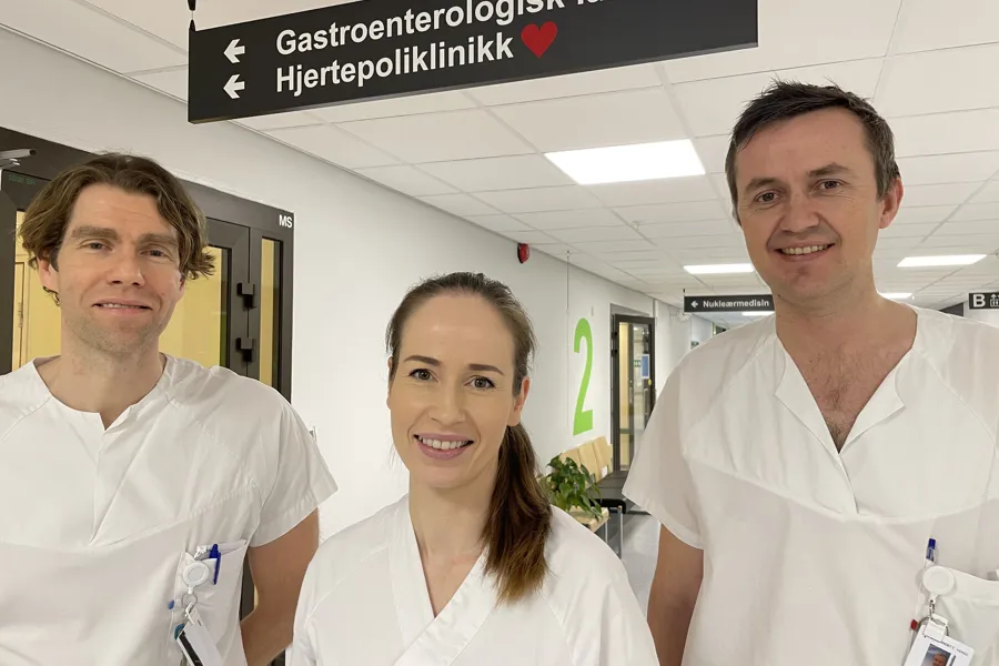 To leger og en sykepleier utenfor gastrolabavdelingen i Kristiansand. Foto.