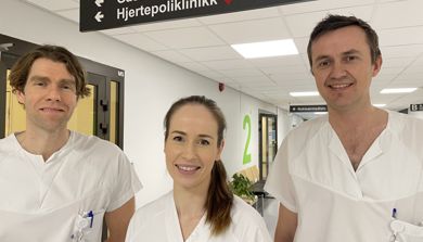 To leger og en sykepleier utenfor gastrolabavdelingen i Kristiansand. Foto.