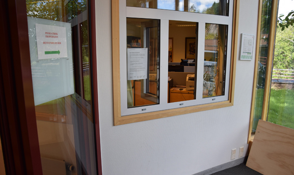 Et vindu med en glassdør