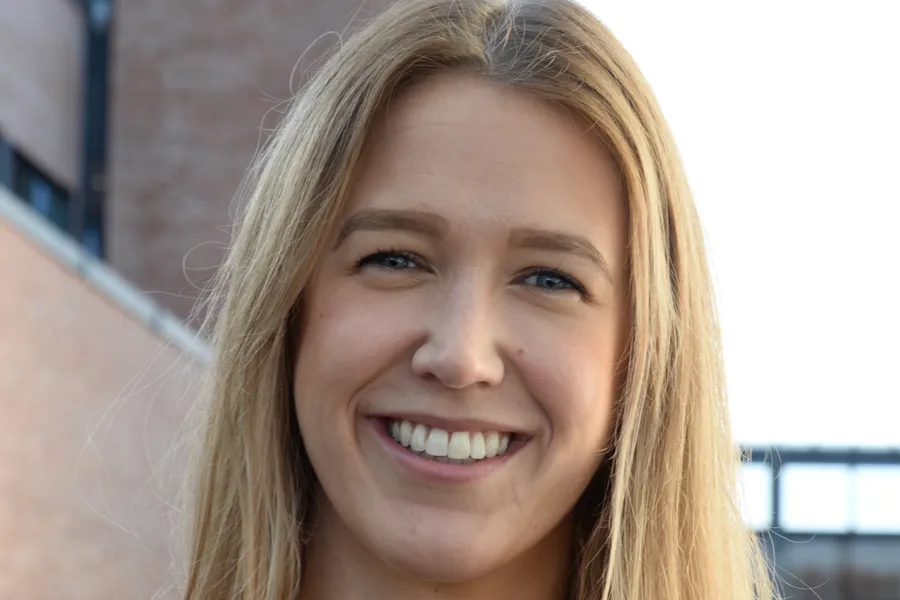 En kvinne som smiler til kameraet