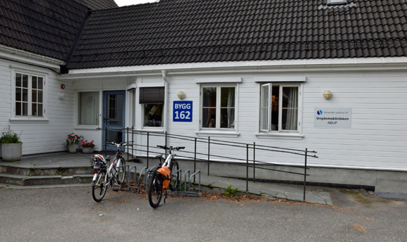 Sykler parkert utenfor en bygning