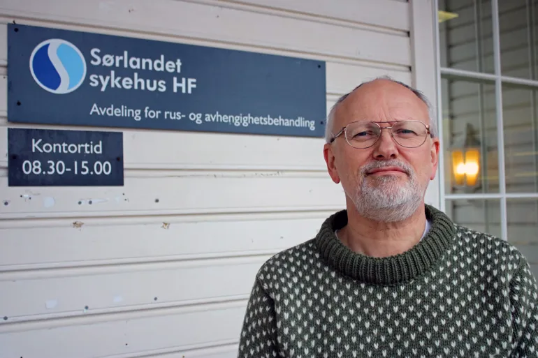 Professor John-Kåre Verderhus står utenfor ARAs behandlingslokaler. Foto.