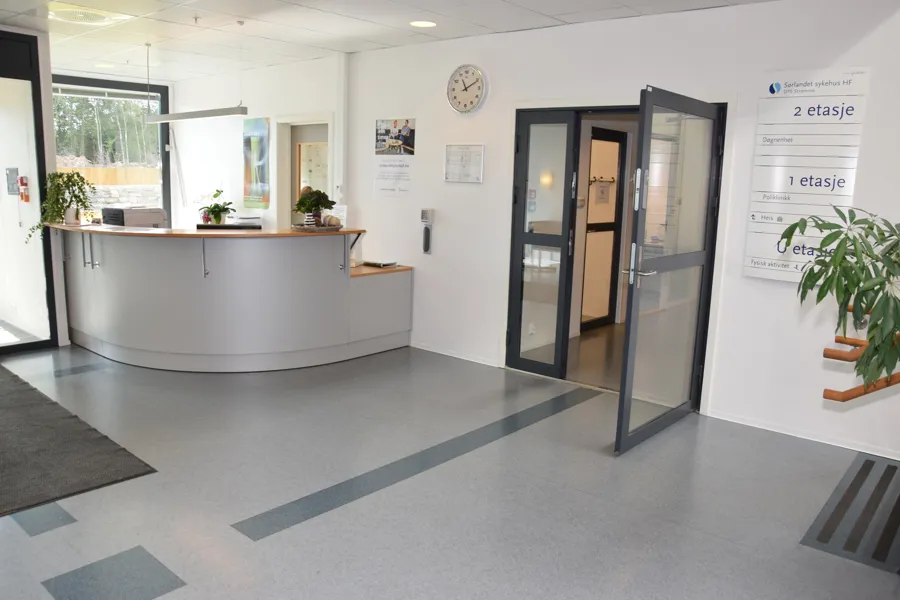 Et rom med glassdører